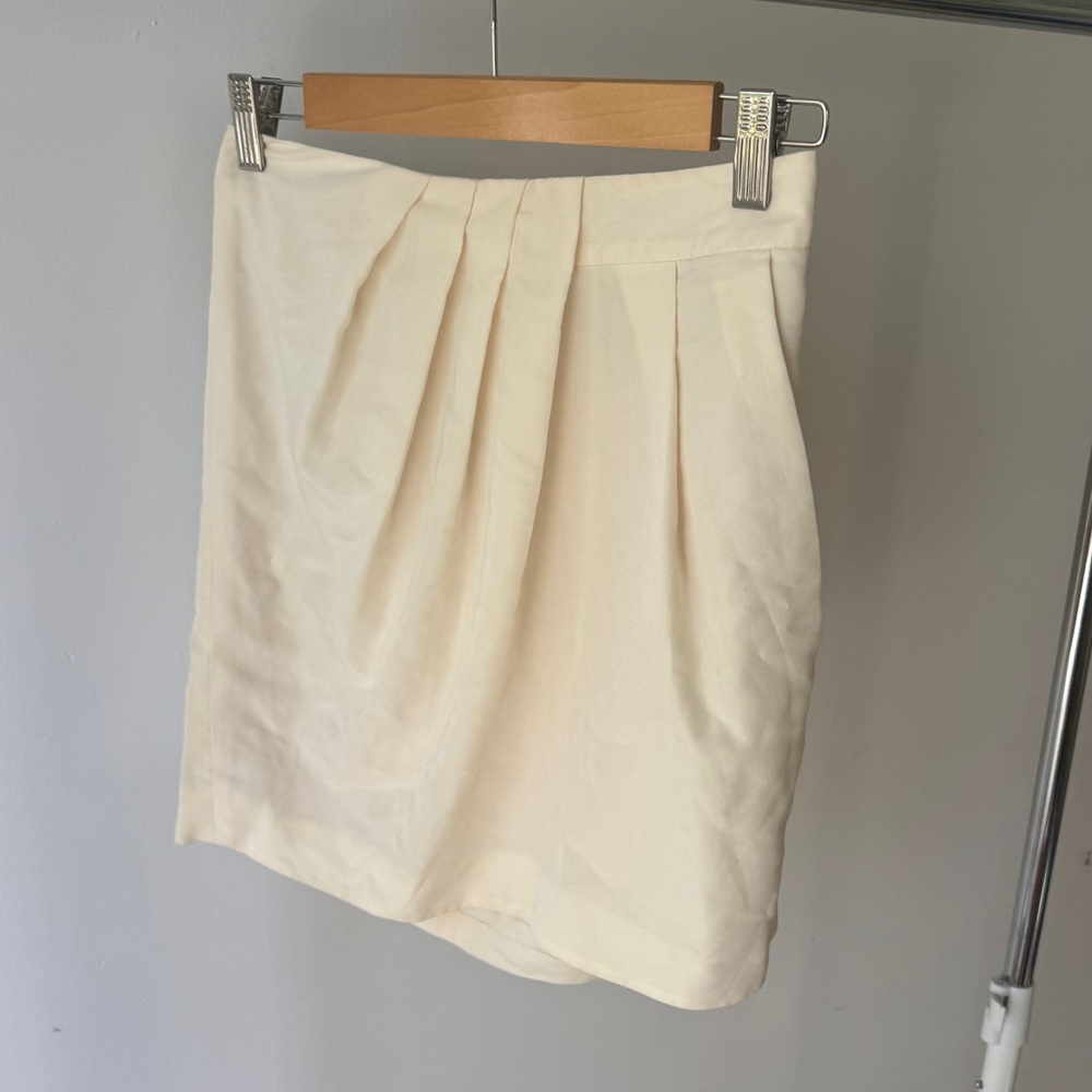 Pleated ivory skirt